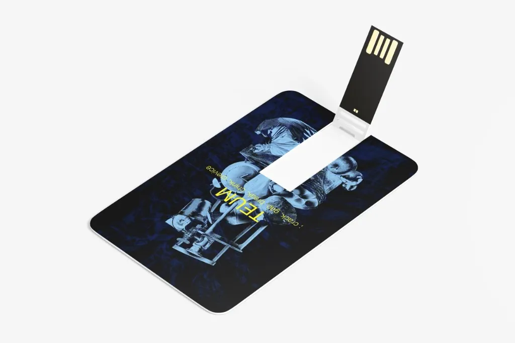 전시회 사진과 후일담 영상을 담은 카드형 USB.
