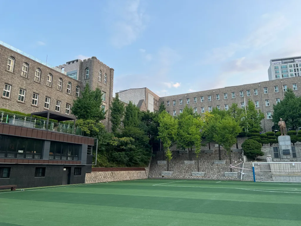 인조잔디가 깔린 운동장에서 바라본 환일고등학교의 전경.