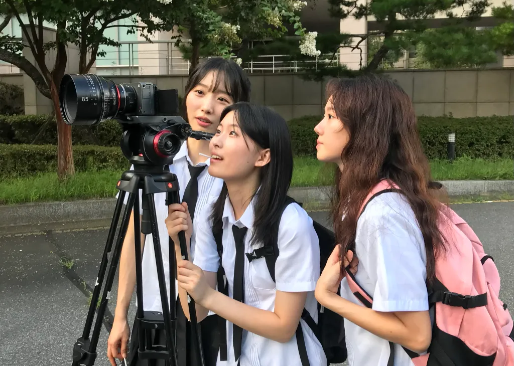 차승주, 유가은, 신시예 배우가 카메라 뒤에서 자신들이 찍힌 영상을 확인하는 모습.