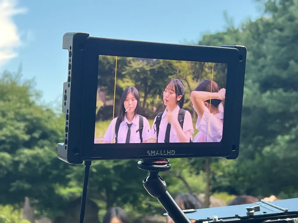 카메라 모니터로 바라본 유가은, 차승주, 신시예 배우의 모습.