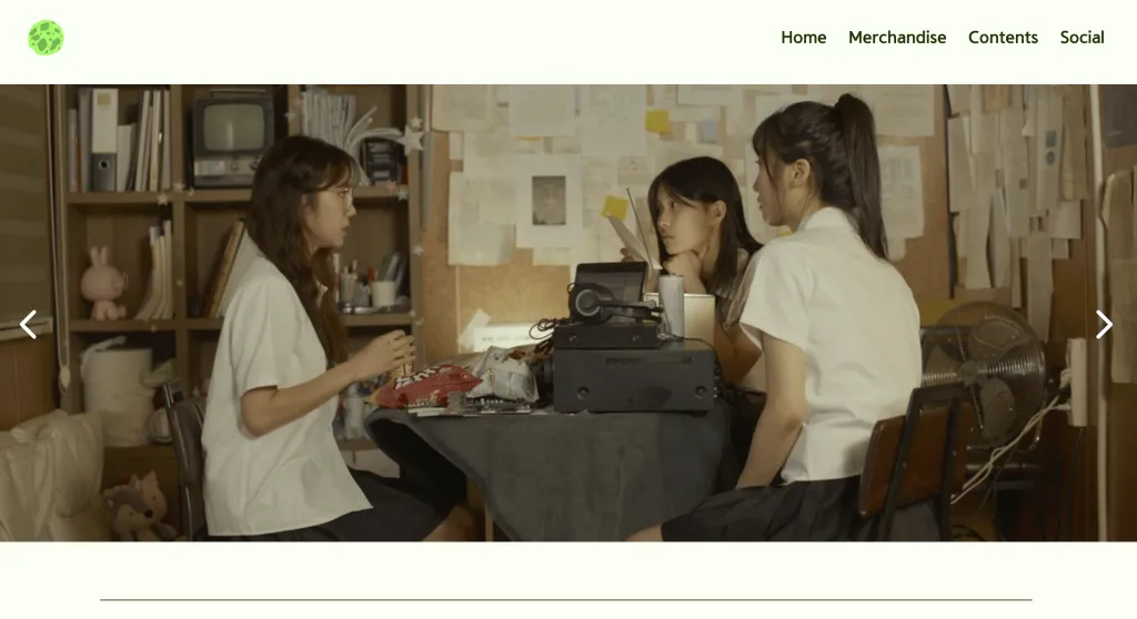 혹성의 아이 홍보 홈페이지 메인 화면. 세 주인공들이 원형 테이블에 둘러앉은 모습이 배너에 걸려있다.